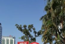 Cái biển cấm xe oto theo giờ tại đầu Kim Mã