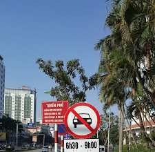 Cái biển cấm xe oto theo giờ tại đầu Kim Mã