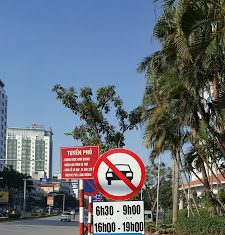 Cái biển cấm xe oto theo giờ tại đầu Kim Mã